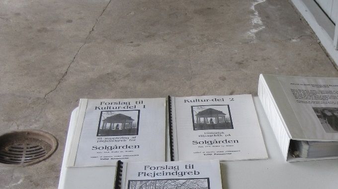 Til venstre de tre plejeplaner og historie der blev præsenteret på borgermødet i 1992. Til højre tre af de mange albums med billeder og udklip.

