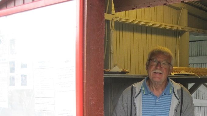 Hans Christian og Alex stod i baren og udskænkede drikkevarer og 