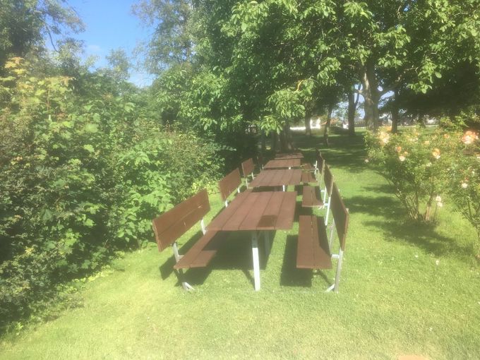 Støtteforeningen har i juli 2017 fået 9 gode borde-/bænkesæt overdraget af Monarch Restaurant A/S, Karlslunde Rasteplads. Birgitte Hoelgaard,Strøby, formidlede overdragelsen.