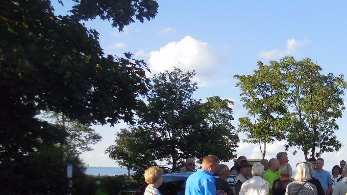 16.august 2017: 60-70 personer tog imod tilbuddet om en rundvisning i Botanisk Have. Billedet her viser forsamlingen før rundturens start. Formanden Olli Pedersen bød velkommen og Tobias Valentin stod for turen rundt i Botanisk Have.
Efter besøget i Botanisk Have bød Solgårdsparkens Støtteforening på kaffe/the i De røde Pavilloner. 
