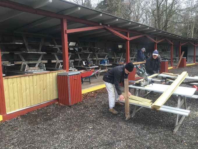 Balustraderne til pavillonen trængte efterhånden til en 'kærlig hånd'. Lige en opgave for et team på 'onsdagsholdet'        :-)   
I løbet af foråret 2019 er projektet færdiggjort.
[fotoet er taget 6. marts 2019]