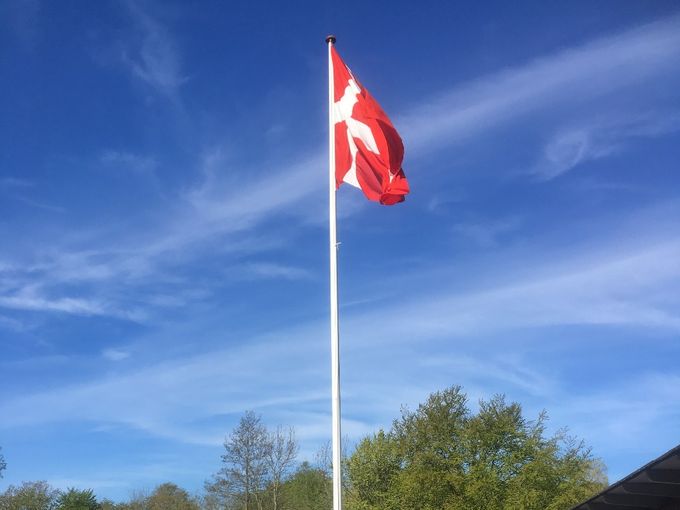 Så gik flaget til tops på en flot, men lidt kølig søndag formiddag i maj måned.
Mange mennesker var mødt frem og lyttede først til formandens tale, som bl.a. gik på årets aktiviteter.
Derpå sang forsamlingen først Solgårdssangen og fortsatte med Der er et yndigt land; alt medens flaget majestætisk blev hejst op.
Efter de stemningsfulde indslag gik forsamlingen til de veldækkede buffetborde, hvor morgenbrød og kaffe/the stod klar. En lille skarp til halsen blev der også budt på.
Tak til Rema1000 samt Strøby Egede Bageren for sponsorater til dagens arrangement. 
Det populære vinlotteri blev fundet frem og foruden et overskud til Støtteforeningen fik 19 flasker vin nye ejere denne formiddag.