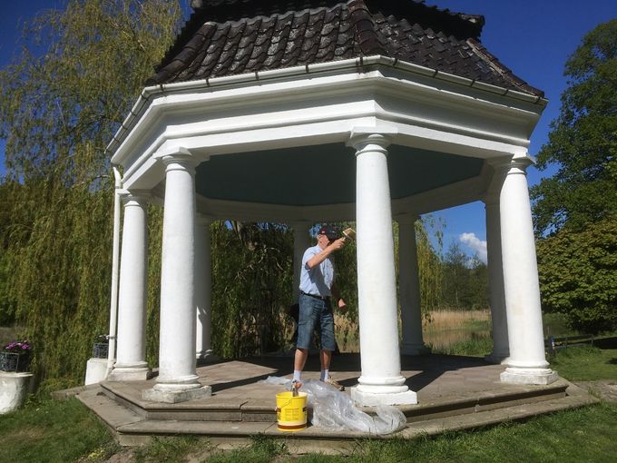 Sæsonen 2019 står for døren. Tempelsøjlerne bliver her frisket op af 2 personer fra Onsdagsholdet. Forrest er Gorm Rimdal igang med penslen, og i baggrunden er det Tom Jensen, som kalker.
(maj 2019)
