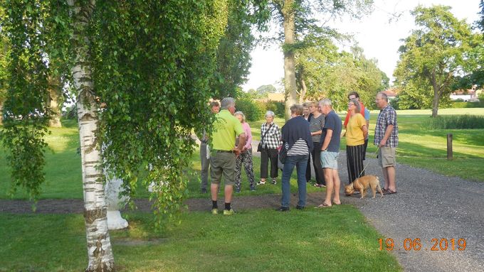 Onsdag den 19. juni 2019 afholdt Solgårdsparkens Støtteforening en rundvisning i parken. Fotoet viser Carl 'Olli' Pedersen i færd med at berette om parken og dens historie for de fremmødte deltagere.