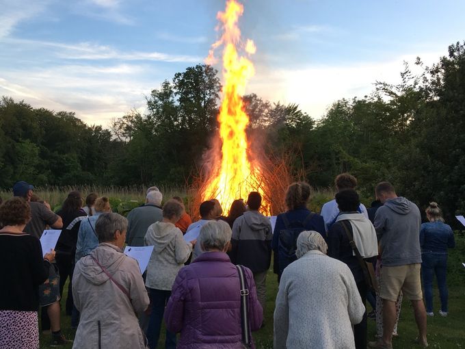 2019 bød på perfekt aftenvejr til Sankt Hans bål. Fotoet viser et udsnit af det pæne fremmøde i Solgårdsparken. (23. juni 2019)