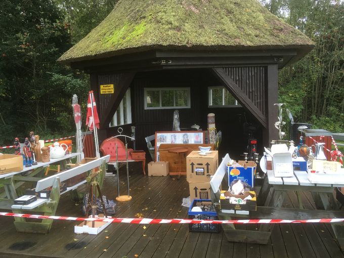Traditionen tro sættes udvalgte loppe-effekter fra med henblik på bortsalg via auktion; fotoet her viser 'auktionslokalet' inden der åbnes for eftersyn og selve auktionen indledes. 