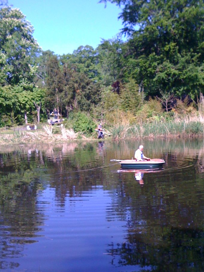 JUNI 2010.    Støtteforeningens 'maritime afdeling' er her på sejlads på Dybe Sø i Botanisk Have. Opgaven er kontrol af springvandet midt i søen.