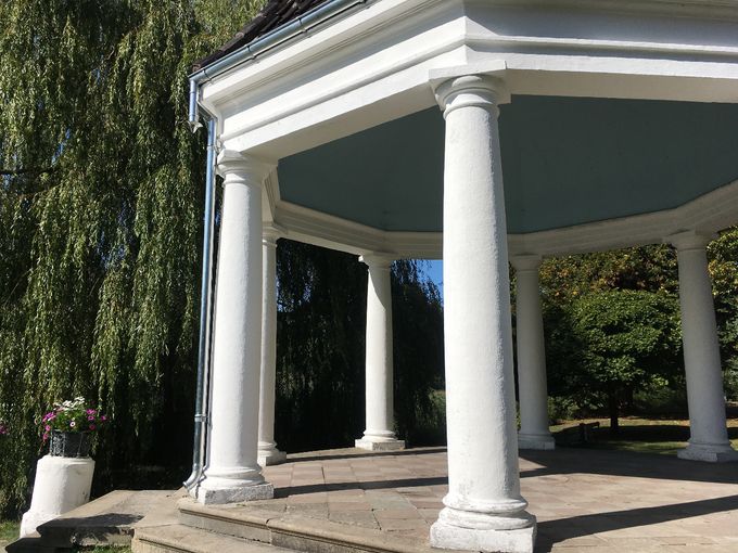 Prins Paris Templet har nu fået de gamle 'mørnede' plasttagrender udskiftet med tagrender af zink.

I samme forbindelse er alle rendejern blevet koldgalvaniseret.

September 2020.
