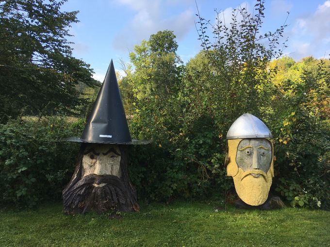 Odin & Thor er nu midlertidigt placeret, så de kan kigge over på De Røde Pavilloner.
September 2020.
