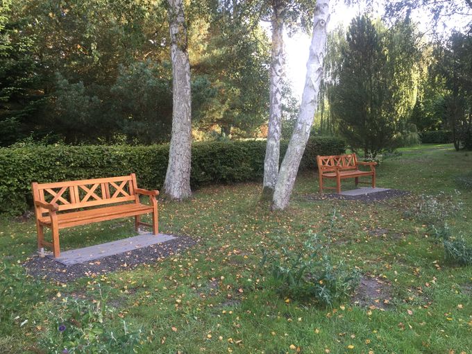 Solgårdsparkens Støtteforening har i sommeren 2020 anskaffet 2 teaktræshavebænke. Efter grundbehandling med plejemiddel er bænkene blevet placeret (og forankret) i området ved sommerfuglebuskene (tæt på Prins Paris Templet og Ivans Ø)
September 2020. 