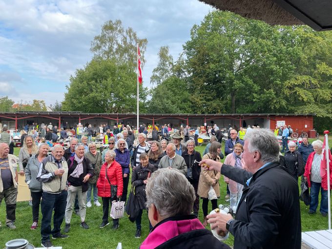 25. september 2022. Foreningens årlige loppemarked havde igen i år samlet mange mennesker. Motivet her er fra auktionen over særligt udvalgte effekter.