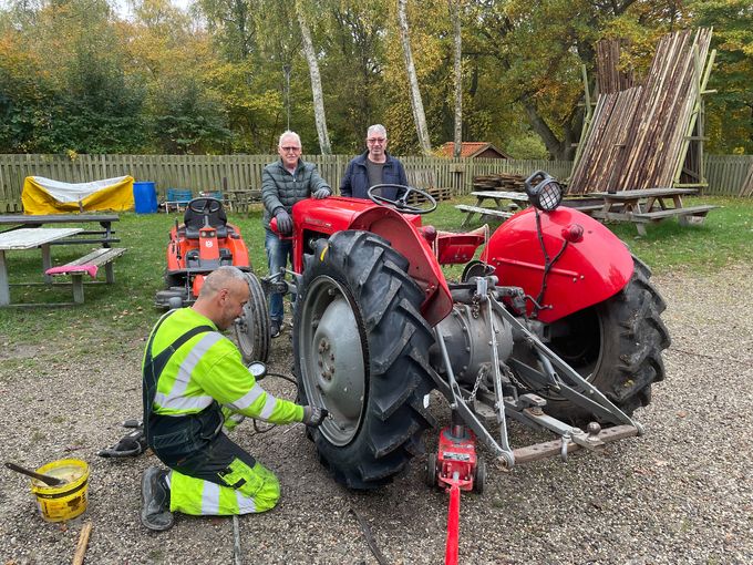 Oktober 2022. Poul og Lars fra 'onsdagsholdet' har kørt den go'e gamle Ferguson ud på pladsen, så en dækmontør kan forsyne traktoren med nye bagdæk.